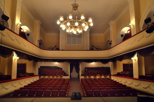 Современный вид зала драматического театра "Бенефис"